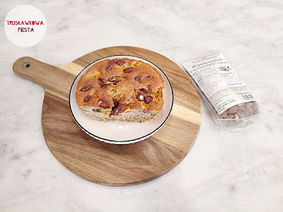 Ciasto owsiane z bananem, morelami i migdałami w cynamonie i cukrze