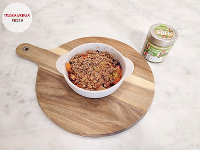 Morele i śliwki zapiekane pod kruszonką oraz kremem pistacjowym