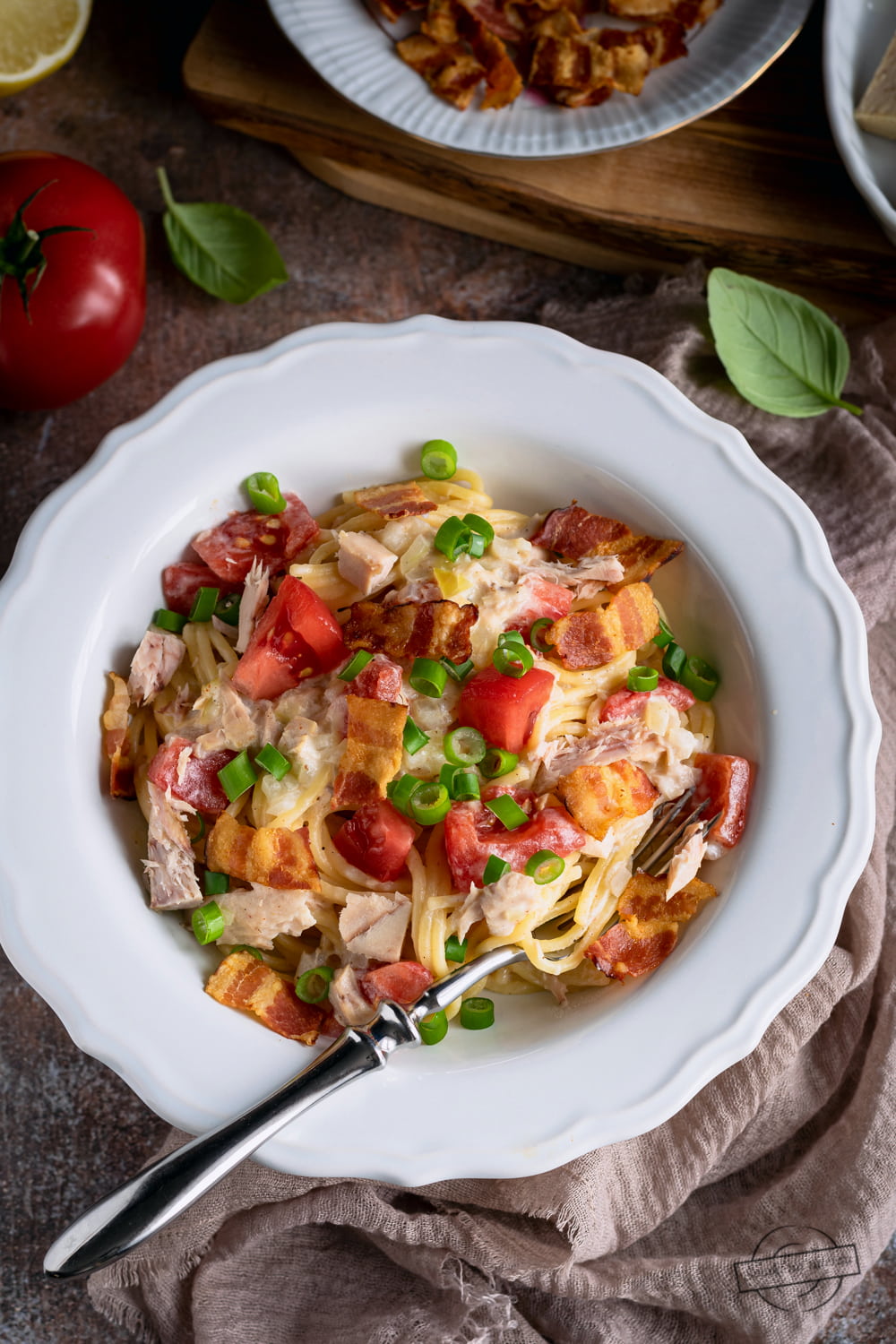 Spaghetti z tuńczykiem, pomidorem i boczkiem