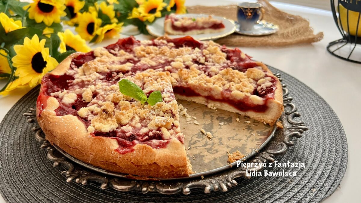 Kruche ciasto z truskawkami i kruszonką – proste, domowe, rozkoszne