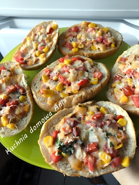 Zapiekane bułki z jajkiem i dodatkami