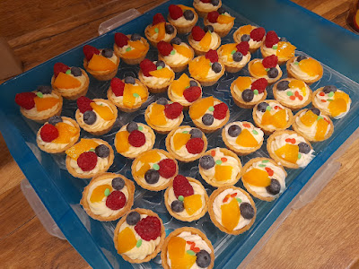 Babeczki z bitą śmietaną i owocami