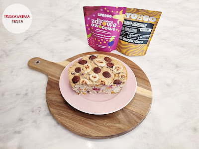 Ciasto owsiane z bananem, gruszką, morelą, śliwką i liofilizowanymi owocami