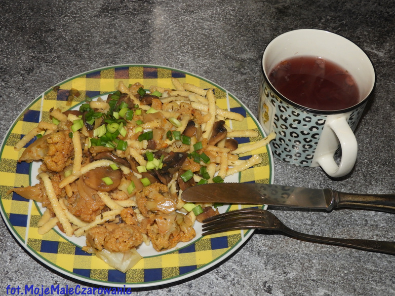 Makaron z kalafiorem i pieczarkami