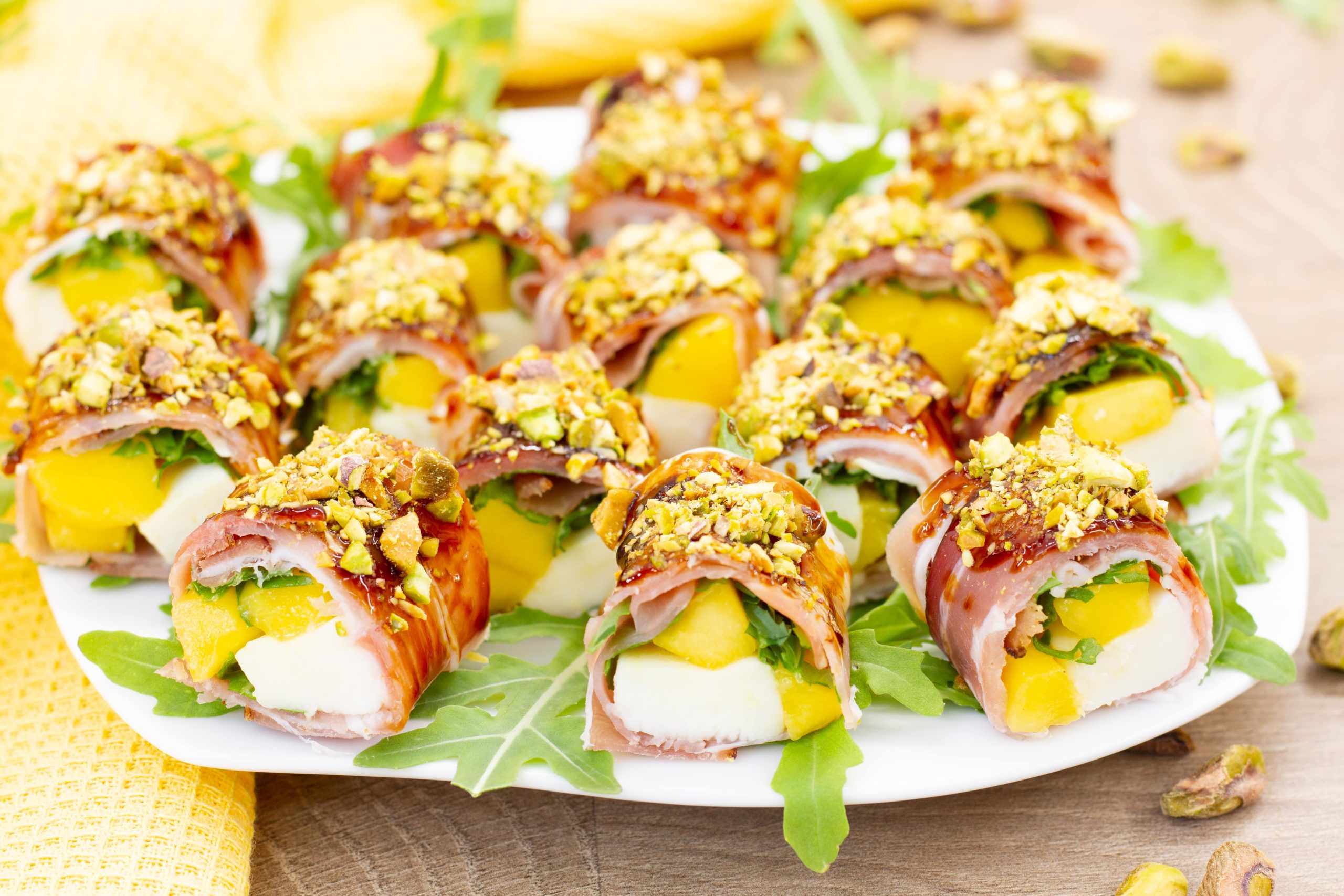 Roladki z szynki, mango i mozzarelli