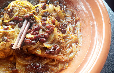 Tajine z kurczakiem, karmelizowaną cebulą i rodzynkami