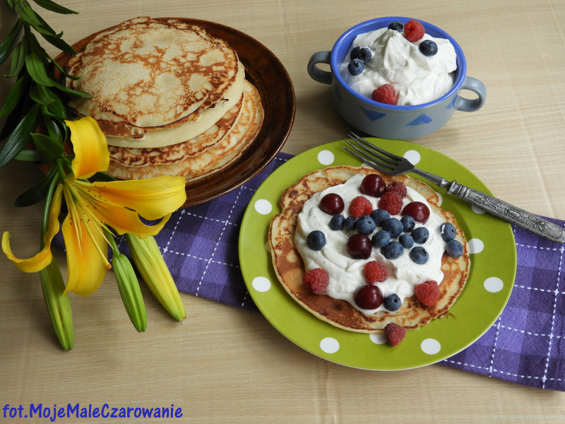 Naleśniki kawowe z kremem waniliowym i owocami