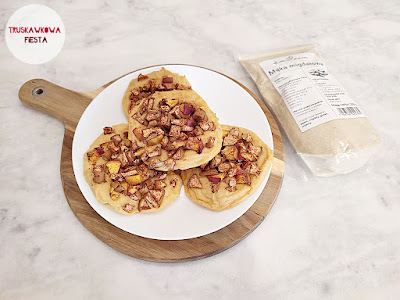 Bułeczki twarogowe z mąką migdałową, gruszką i nektarynką