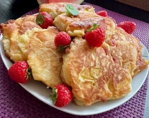 Racuchy jogurtowo-drożdżowe z owocami