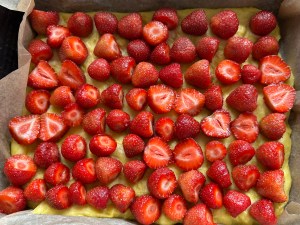 Placek drożdżowy z całymi truskawkami