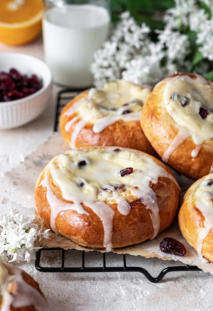 Drożdżówki z serem i żurawiną