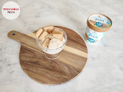 Lody o smaku orzechów laskowych z herbatnikami i płatkami migdałów