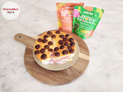 Jogurtownik z brzoskwinią i liofilizowanymi bezcukierkami