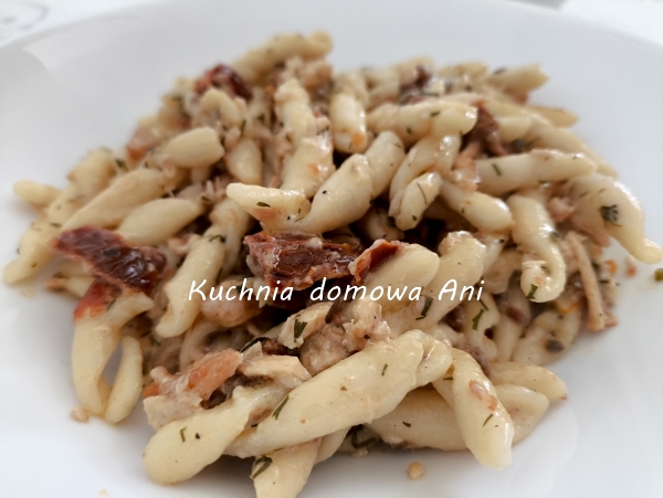 Makaron z łososiem i suszonymi pomidorami