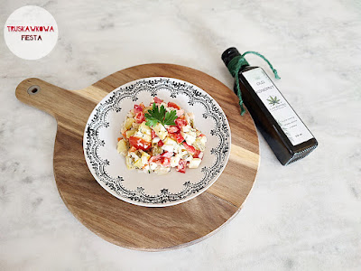 Sałatka ziemniaczana z mozzarellą light, papryką czerwoną, pomidorkami, ogórkiem kiszonym, marchewką, pietruszką i olejem konopnym