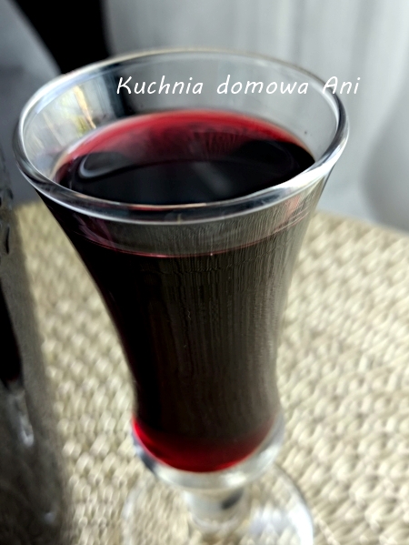 Nalewka z czarnej porzeczki – Smorodinówka