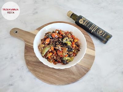 Żołądki drobiowe z kiszoną kapustą, papryką czerwoną, kiszonym ogórkiem, bukietem warzywnym w sosie sojowo-majonezowym