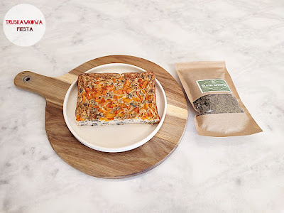 Proteinowa owsianka z bananem, morelami i płatkami konopi