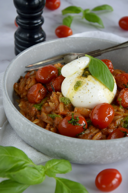 Pomidorowe orzotto z burratą i pesto