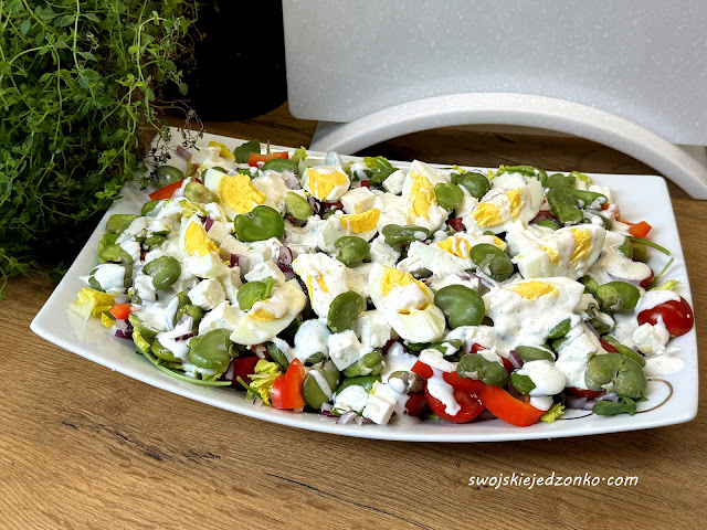 Sałatka z bobem i sosem czosnkowym