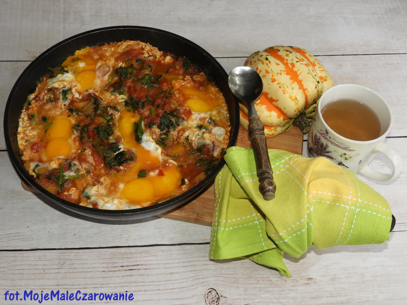 Jesienna szakszuka z dynią i szpinakiem