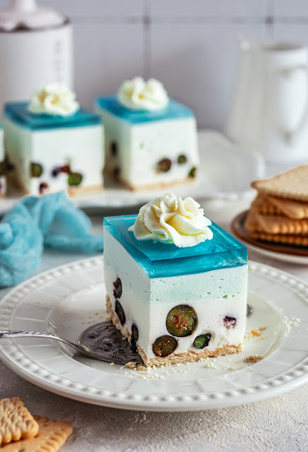 Sernik na zimno z pianką i borówkami