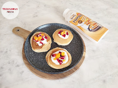 Klasyczne pancakes z skyrem, morelą i śliwką