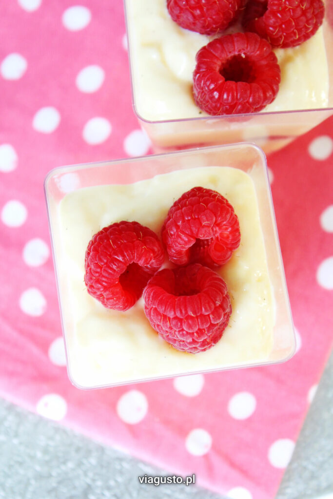 Deser z malinami i kremem Patissiere