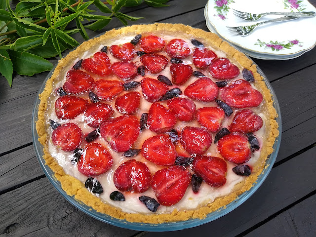 Tarta z budyniem, owocami oraz galaretką