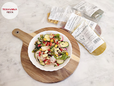 Sałatka z tofu wędzonym, orzeszkami, miksem sałat, papryką, cukinią, ogórkiem, rzodkiewką, cebulą czerwoną i oliwą