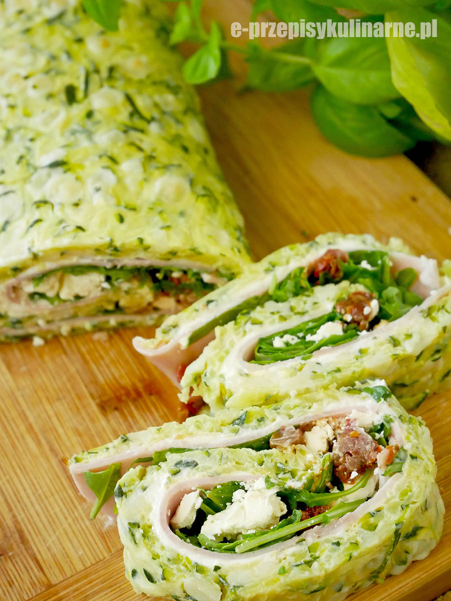 Rolada z cukinii z serkiem i szynką – lekka i bez mąki