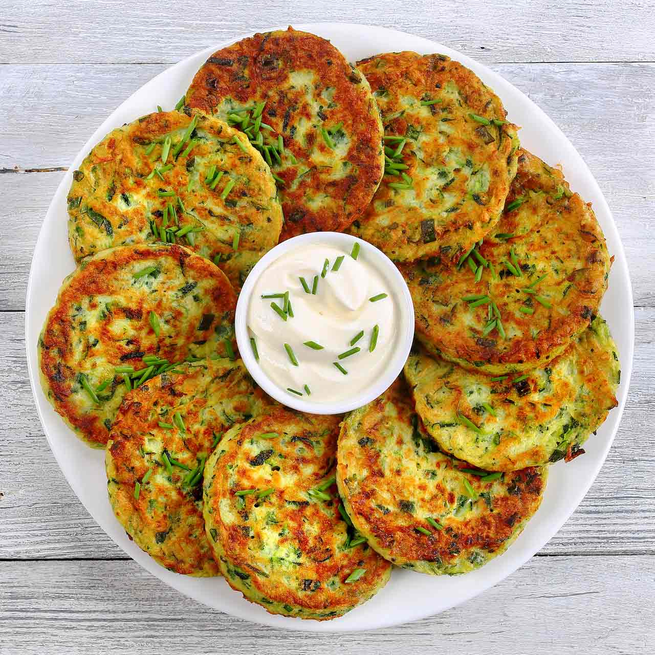 Placki z cukinii z dipem jogurtowo-czosnkowym