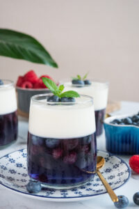 Deser z borówkami i musem z białej czekolady