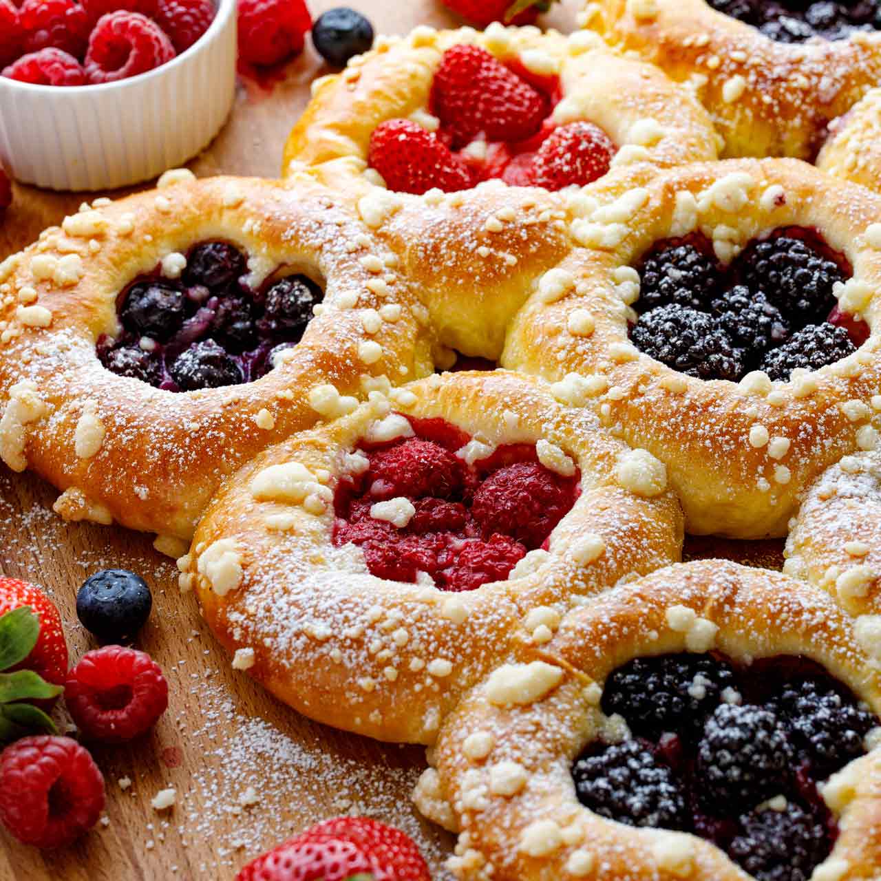 Domowe drożdżówki z owocami i kruszonką