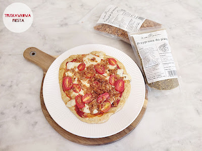 Pizza wysokobiałkowa z mozzarellą light, prażoną cebulą i pomidorkami