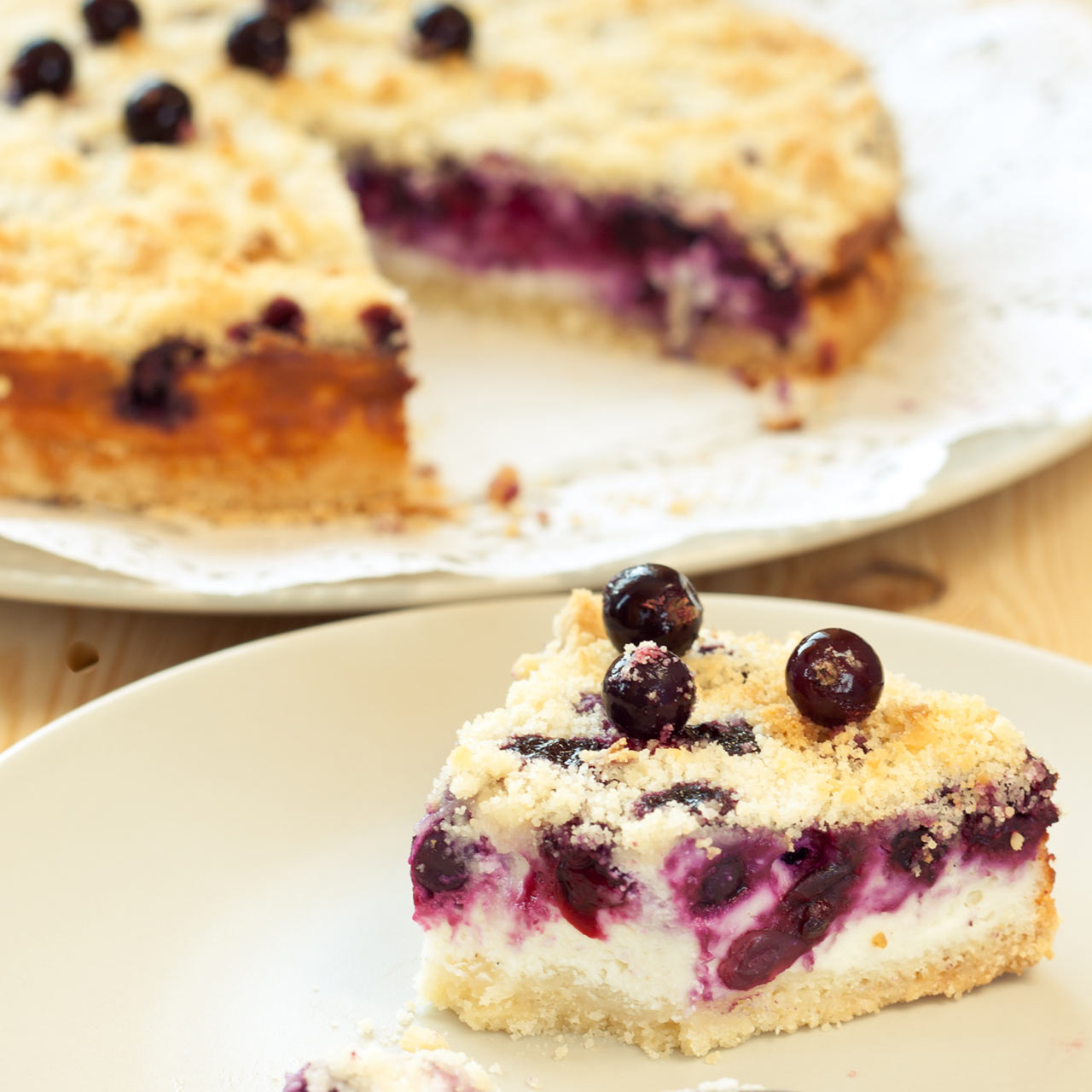 Sernik z borówkami i kruszonką