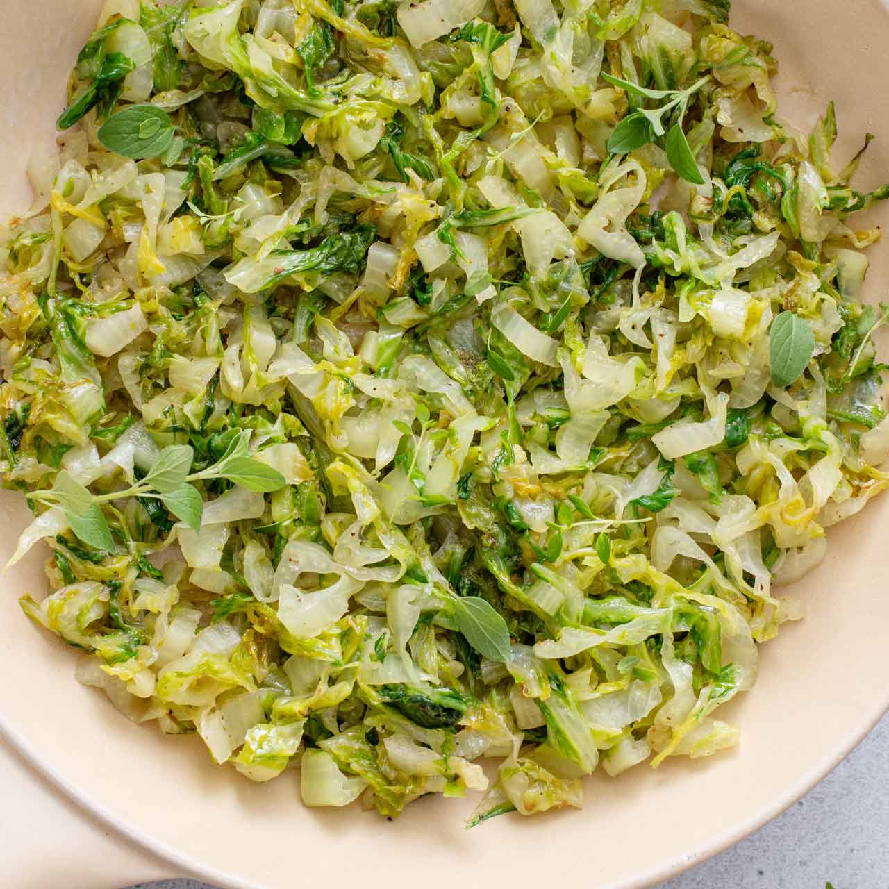 Młoda kapusta zasmażana – klasyczny dodatek do obiadu