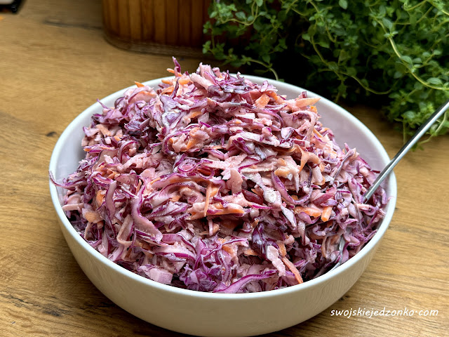 Surówka z czerwonej kapusty i jabłka