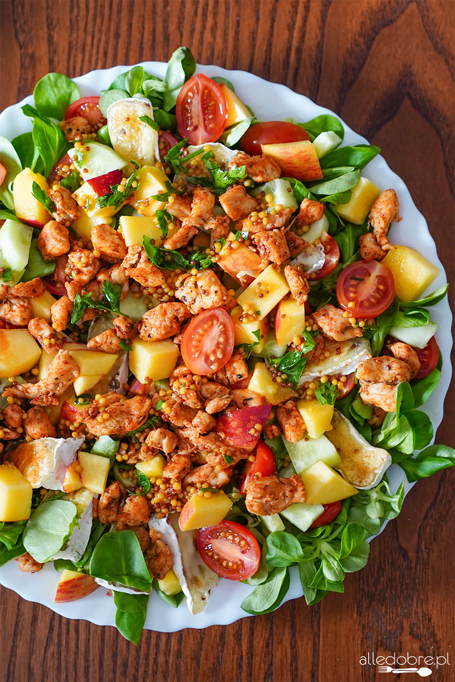 Sałatka z rukolą, kurczakiem i brzoskwinią