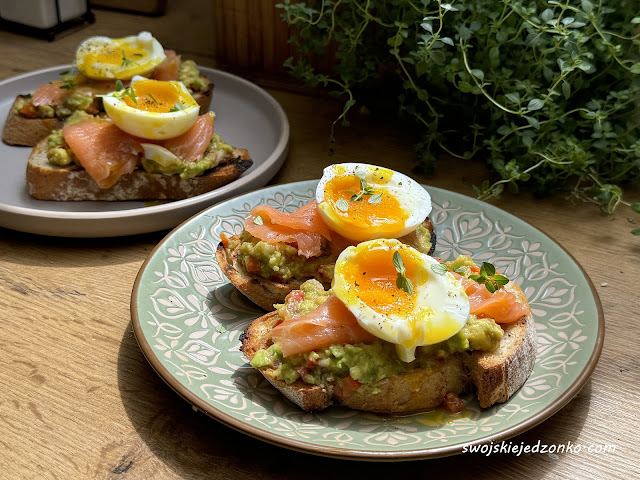 Grzanki z pastą z awokado i łososiem
