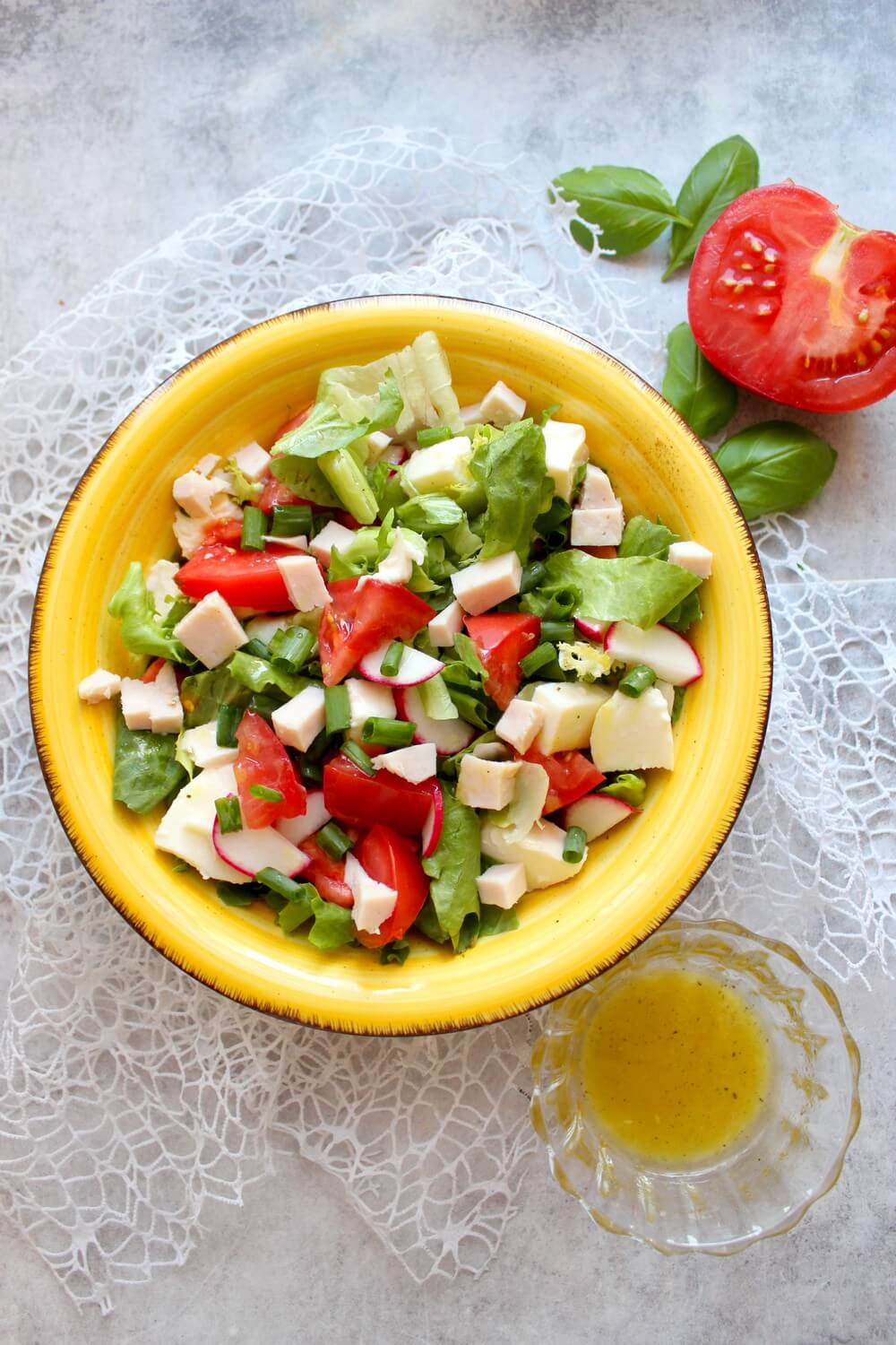 Prosta sałatka z mozzarellą i pomidorem