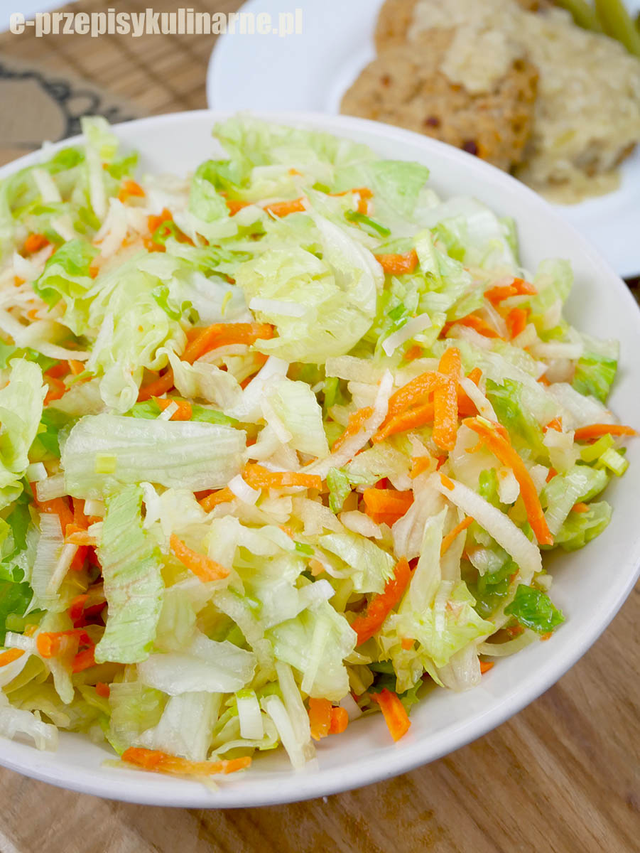 Obiadowa surówka z sałaty lodowej – szybka, lekka i orzeźwiająca