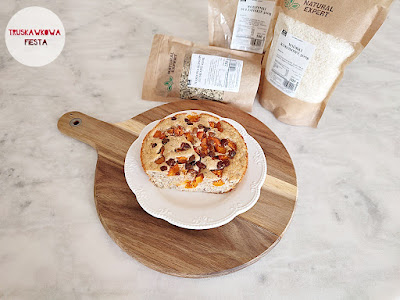 Ciasto bananowe z rodzynkami, nasionami konopi, wiórkami kokosowymi i morelami