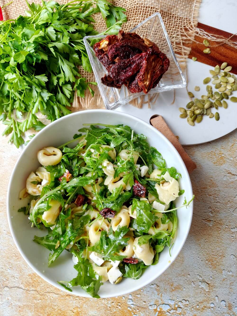 Sałatka z tortellini – HIT każdego spotkania