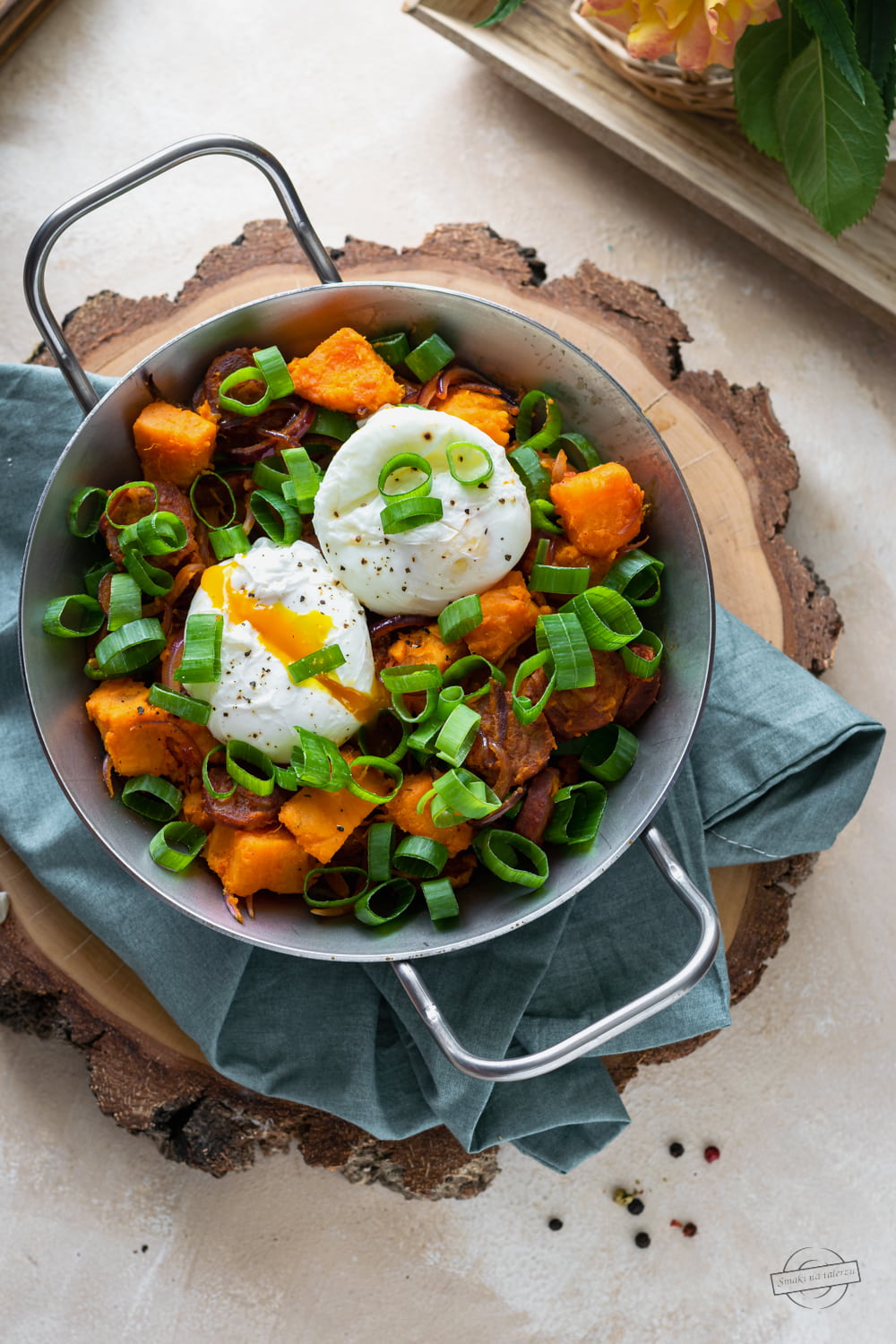 Bataty z chorizo i  jajkiem