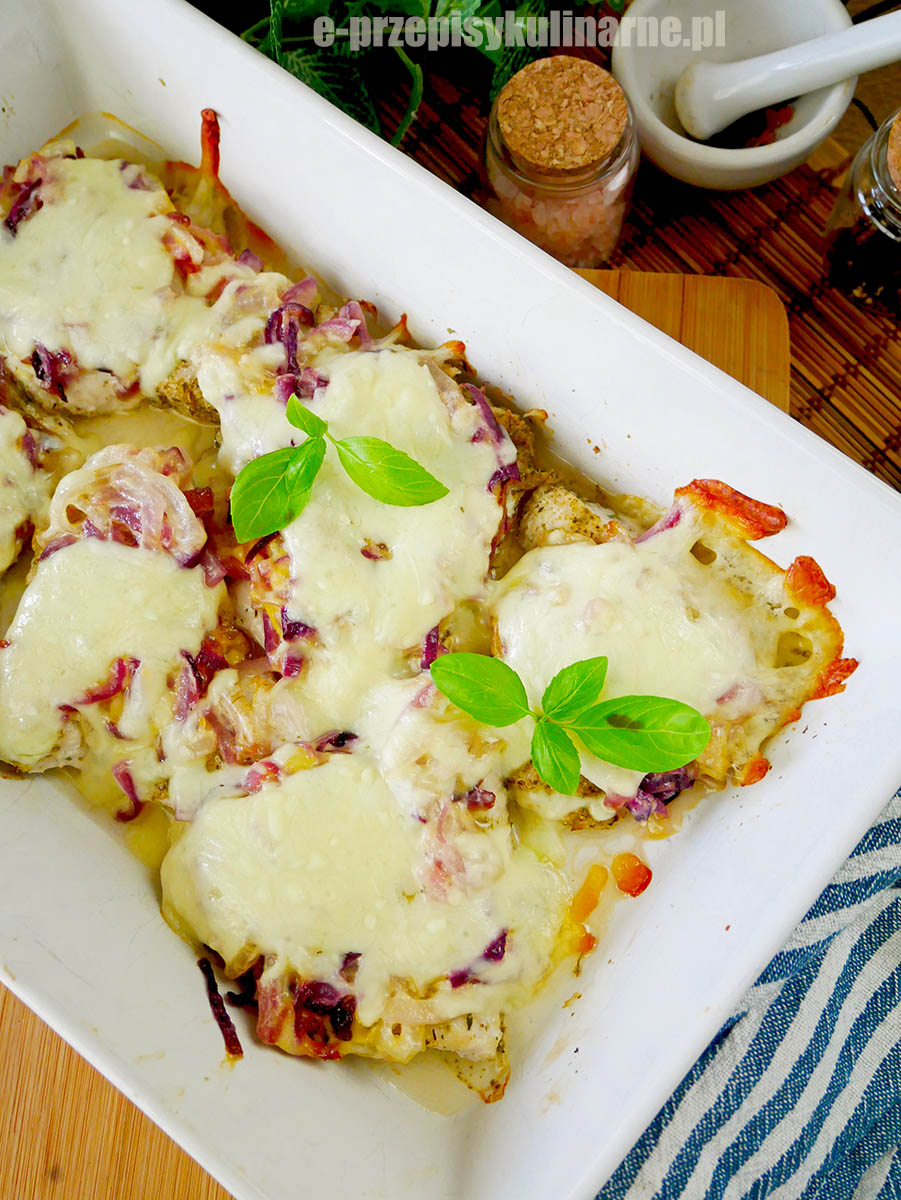 Kurczak pod pierzynką z cebuli i sera – prosty pomysł na obiad