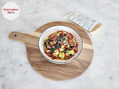 Potrawka z sercami drobiowymi, cukinią, bakłażanem, cebulą białą, papryką czerwoną, pomidorem, rzodkiewką, ogórkiem kiszonym i ogórkiem szklarniowym