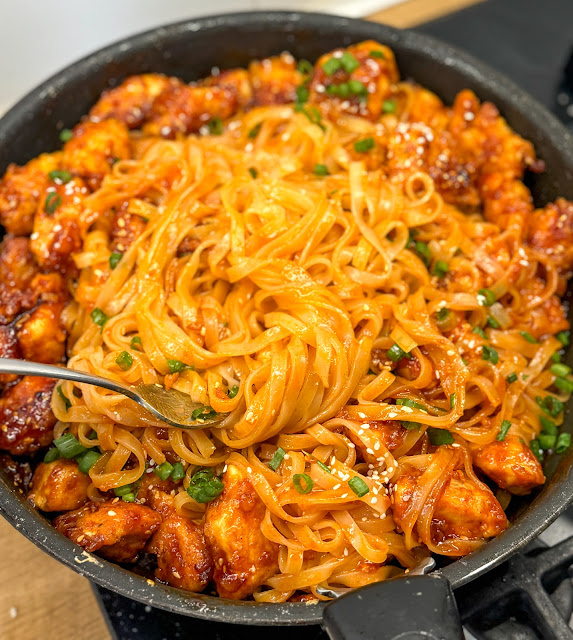 Kurczak po koreańsku z makaronem ryżowym