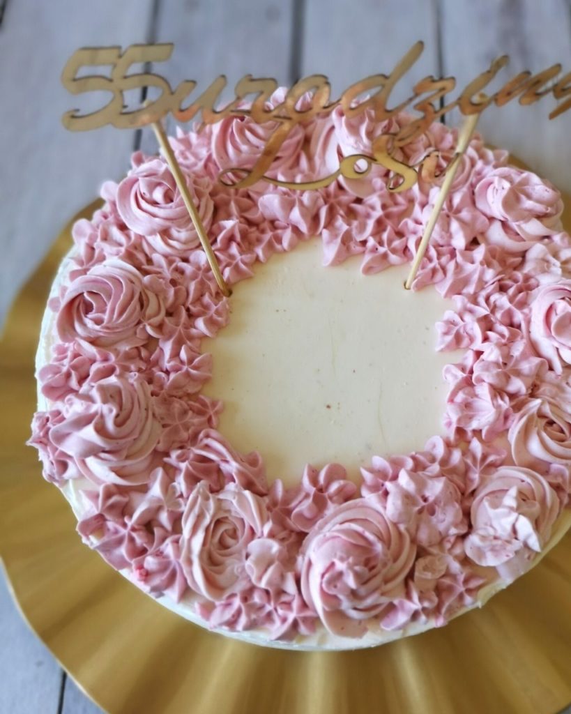 Tort urodzinowy krok po kroku – przepis i dekoracje