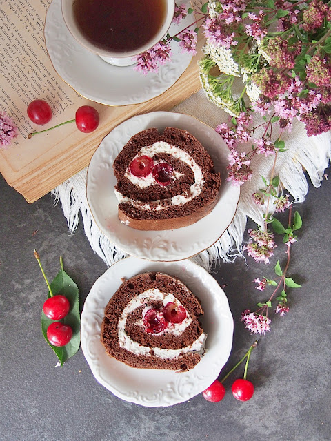 Rolada biszkoptowa z wiśniami